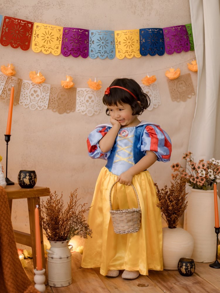 Niña disfrazada de Blancanieves con canasta
