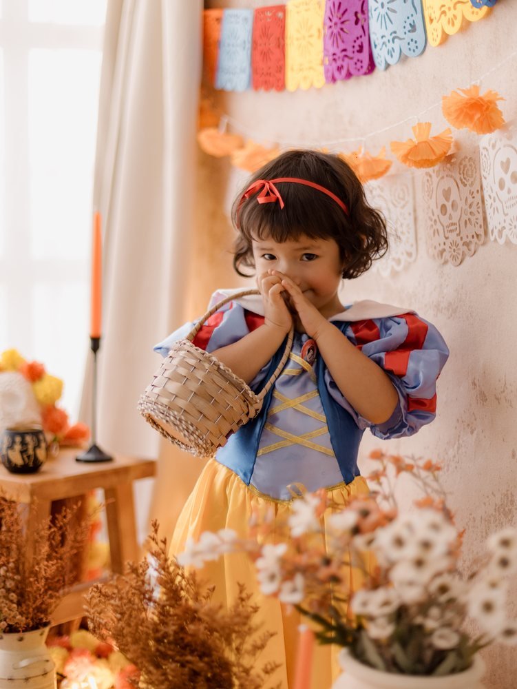 Retrato de niña con canasta y flores