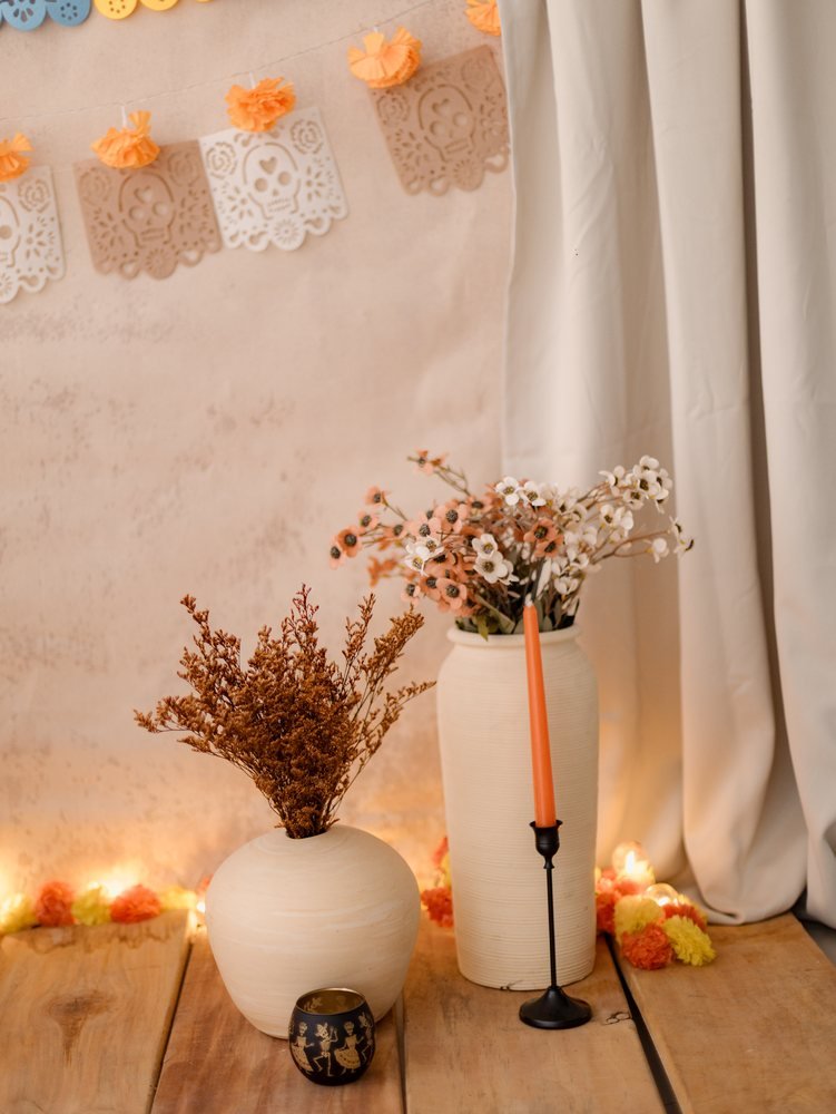 Detalle de flores secas y velas del set