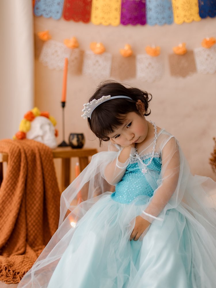 Niña con vestido azul de princesa en la sesión Fiesta de Colores