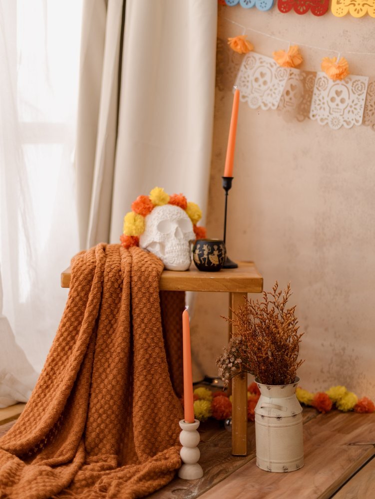 Detalle de la escenografía con flores de cempasúchil y velas