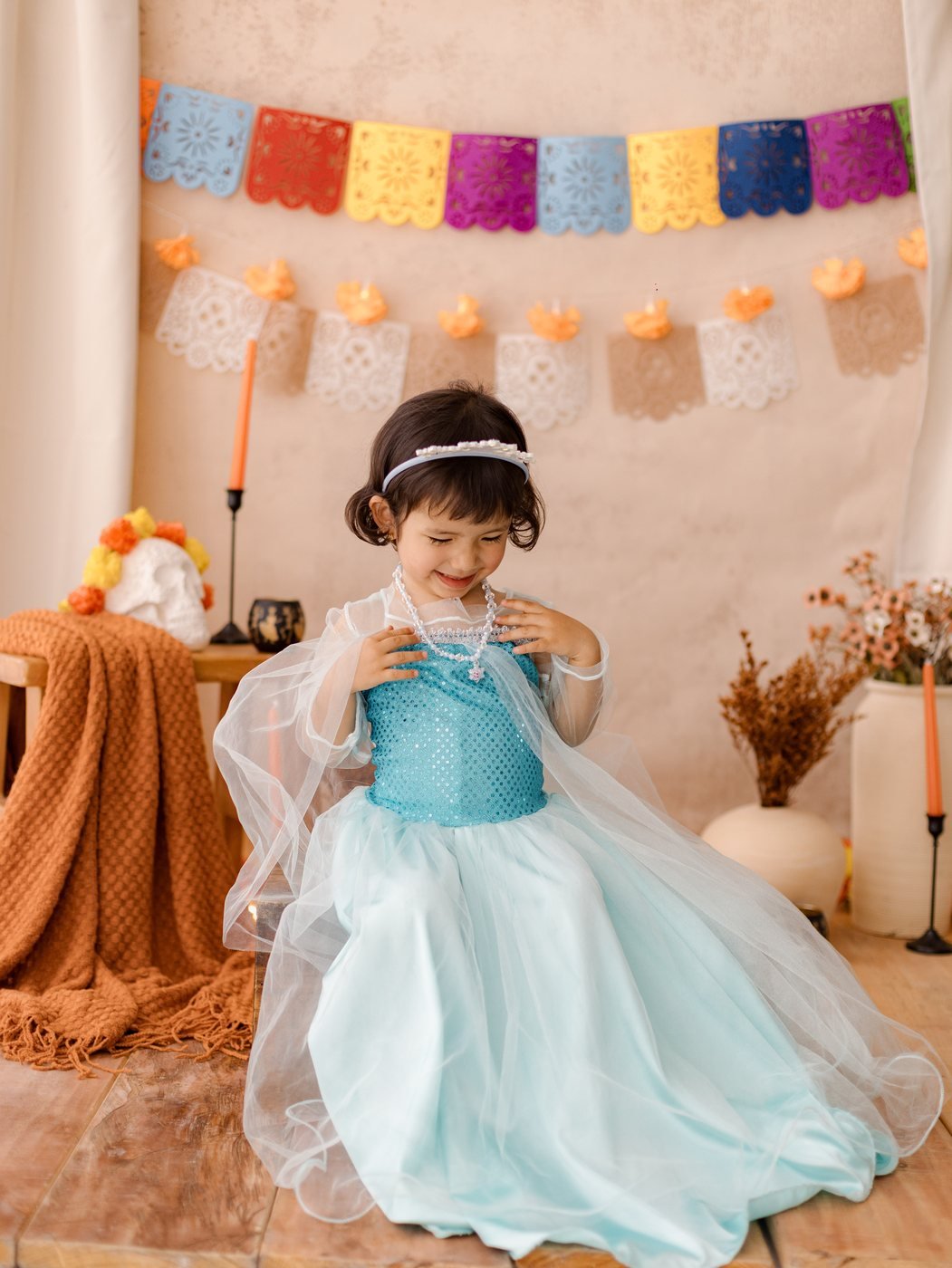 Niña con vestido azul en el set Fiesta de Colores de OLEB STUDIO