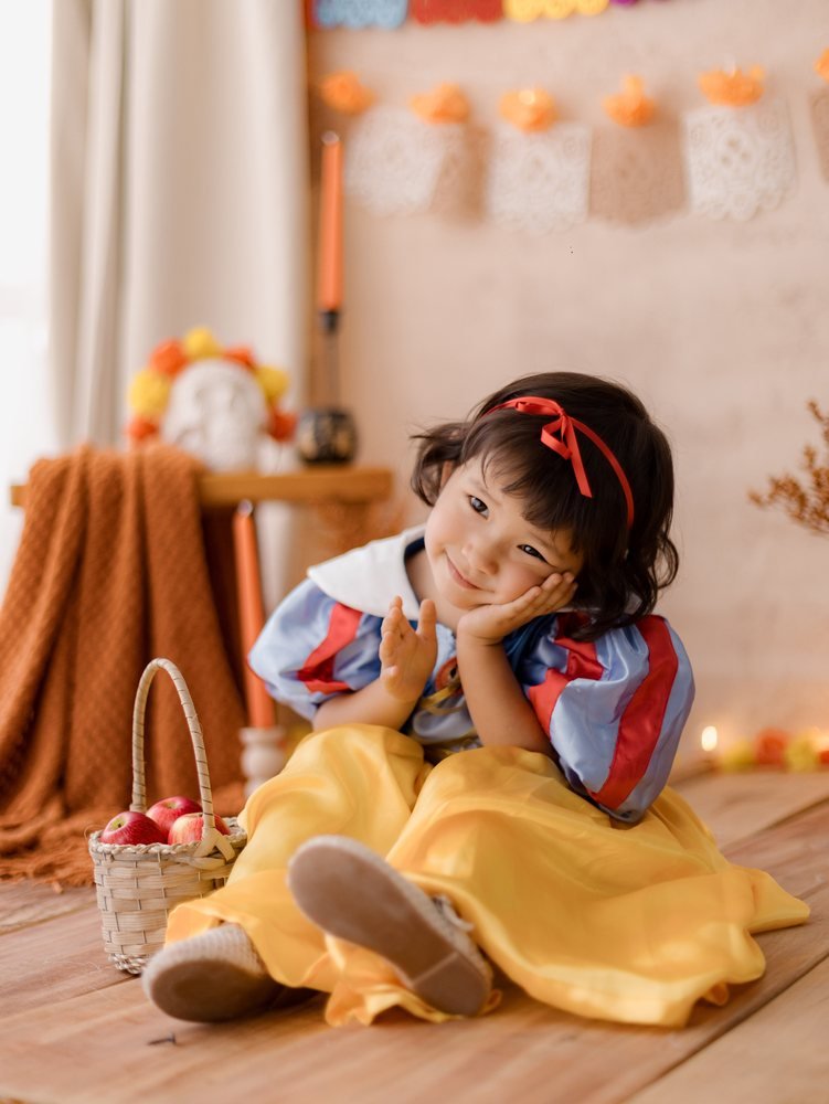 Niña con disfraz de Blancanieves en el set Fiesta de Colores de OLEB STUDIO